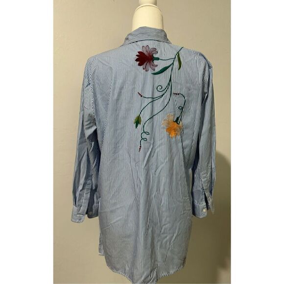 Peck & peck embroidered blue stripe button front top L - Picture 4 of 7